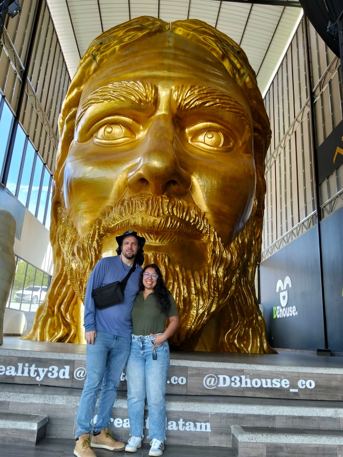 Golden sculptural head of the Cristo del Embalse